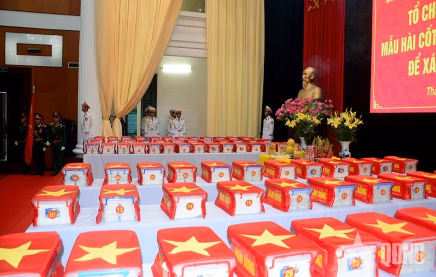 2 150 échantillons biologiques sont transportés et remis par le Commandement militaire de Thanh Hoa à l’Institut de médecine légale militaire pour des analyses ADN.