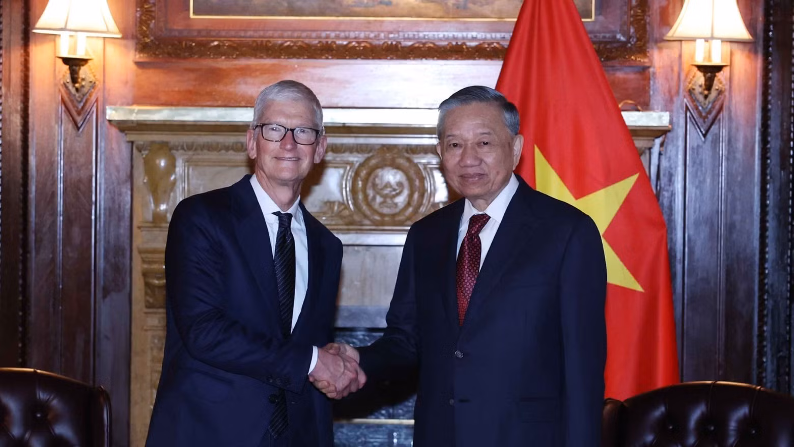 Le secrétaire général du Parti et président de l’État To Lam reçoit M. Tim Cook, président-directeur général du groupe Apple. (Photo : Thong Nhat/VNA)