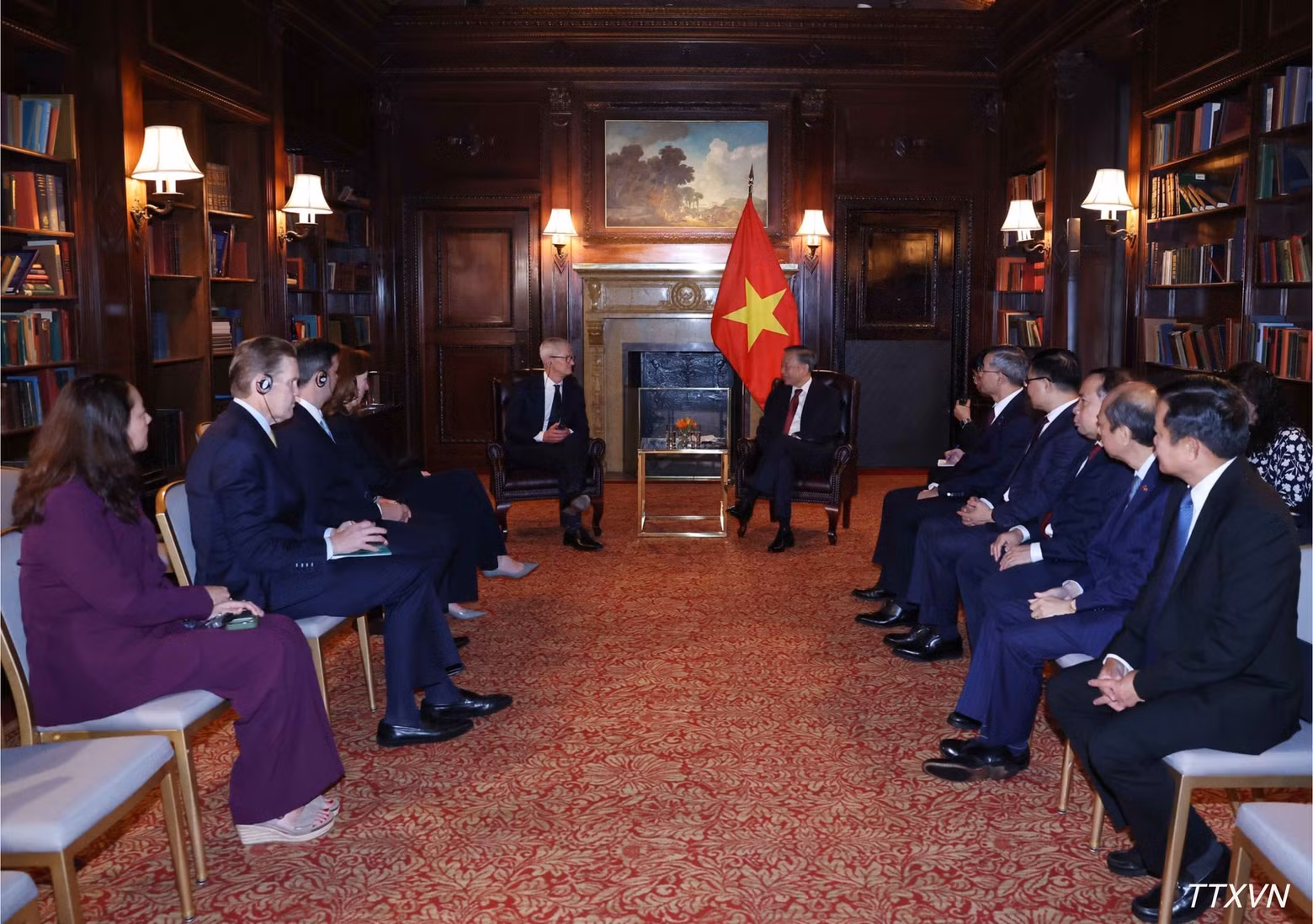 Le secrétaire général du Parti et président de l’État To Lam reçoit M. Tim Cook, président-directeur général du groupe Apple. (Photo : Thong Nhat/VNA)