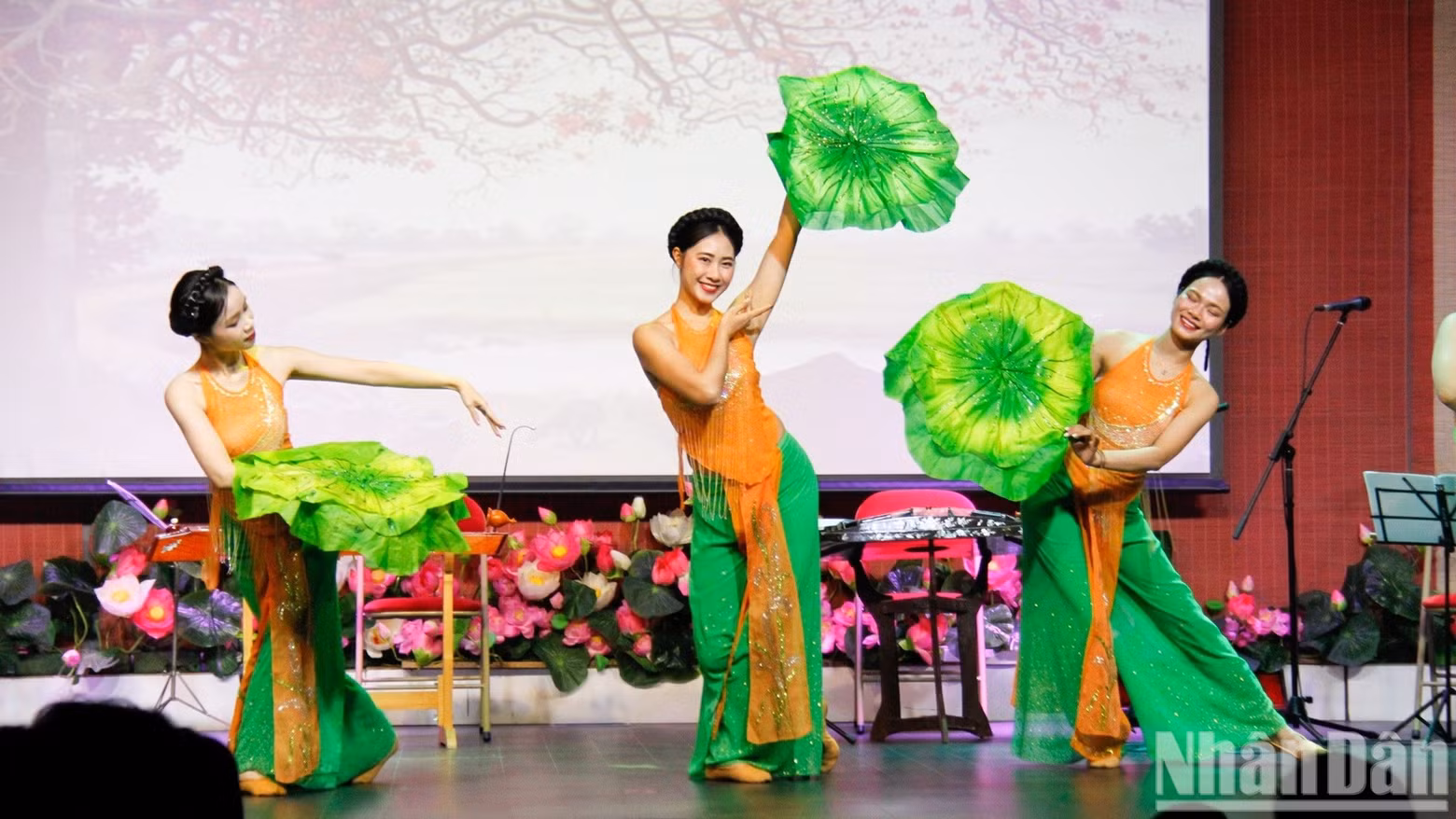 Les artistes du Théâtre national de chant, de danse et de musique du Vietnam se produisent lors du programme artistique « La Patrie dans le cœur », qui s'est déroulé dans la soirée du 19 septembre au Centre culturel du Vietnam en France. (Photo : KHAI HOAN)