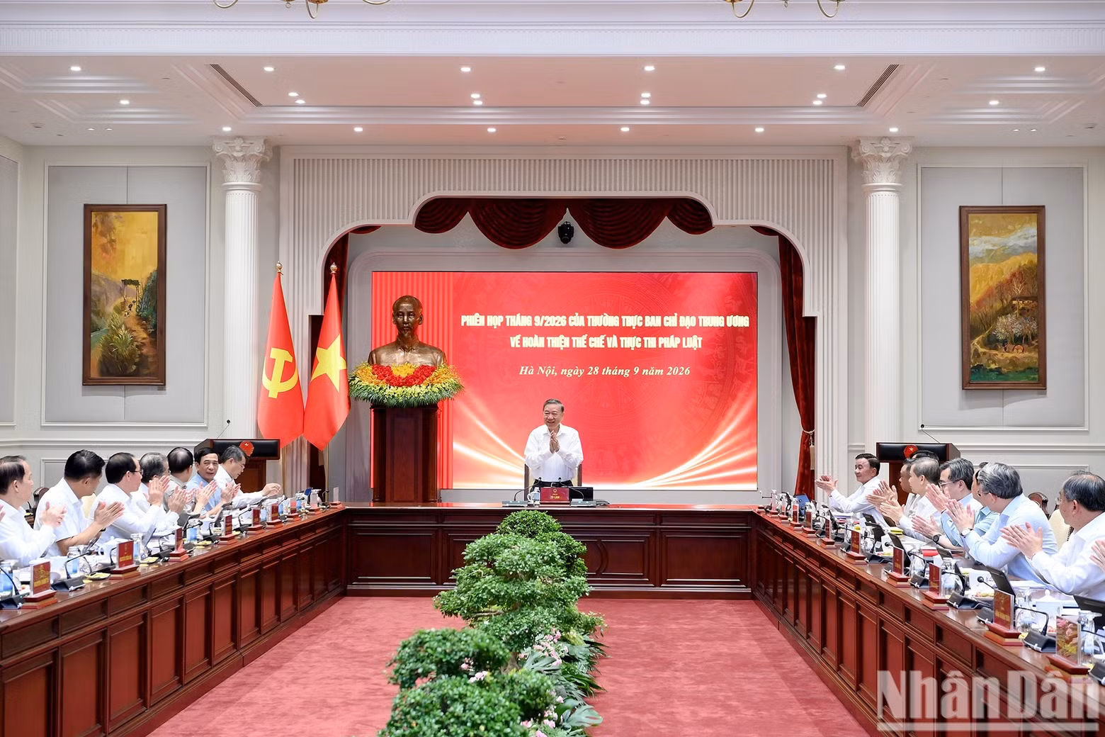 Il y avait notamment le Premier ministre Le Minh Hung, le Secrétaire permanent du Secrétariat du Comité central du Parti Tran Cam Tu ainsi que plusieurs dirigeants du Parti et de l’État.