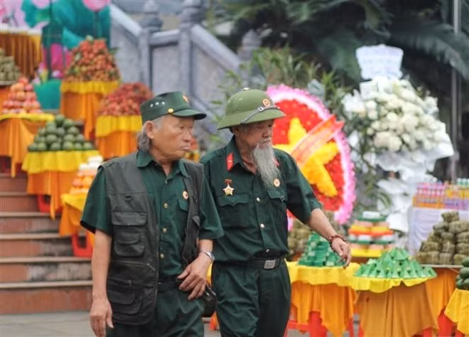 Les anciens combattants rendent visite à leurs camarades tombés au combat au cimetière des martyrs de Duc Co. Photo : VNA.