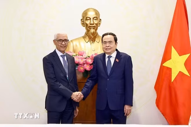 Le président de l’Assemblée nationale du Vietnam Trân Thanh Mân (droite) et le président de la Chambre des représentants du Maroc, Rachid Talbi Alami. Photo : VNA.