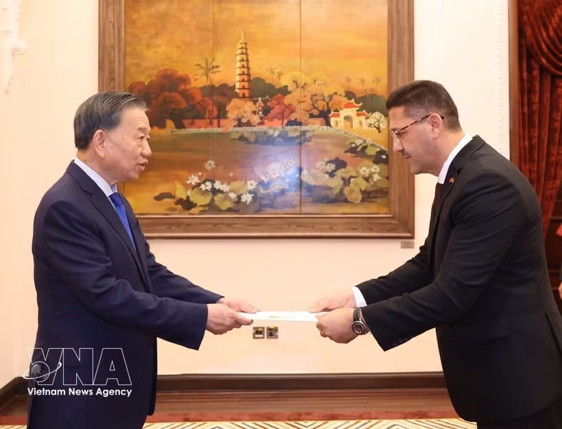 Le secrétaire général du Comité central du Parti communiste du Vietnam et président de la République, Tô Lâm, reçoit l’ambassadeur de Palestine, Shadi Abu Zarqa. Photo : VNA