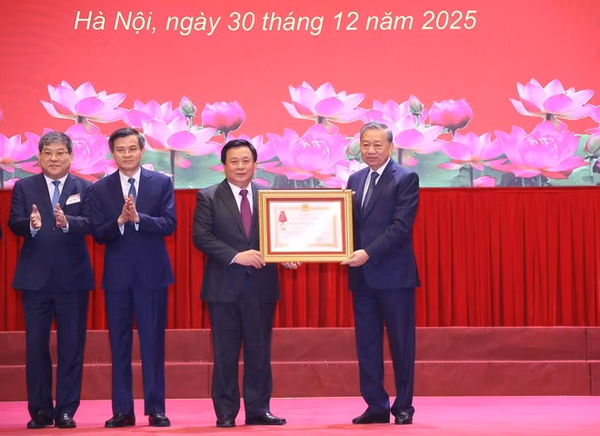Le secrétaire général du Parti communiste du Vietnam (PCV), Tô Lâm, décerne l’Ordre du Travail de première classe àl’Académie nationale de politique Hô Chi Minh. Photo: VNA