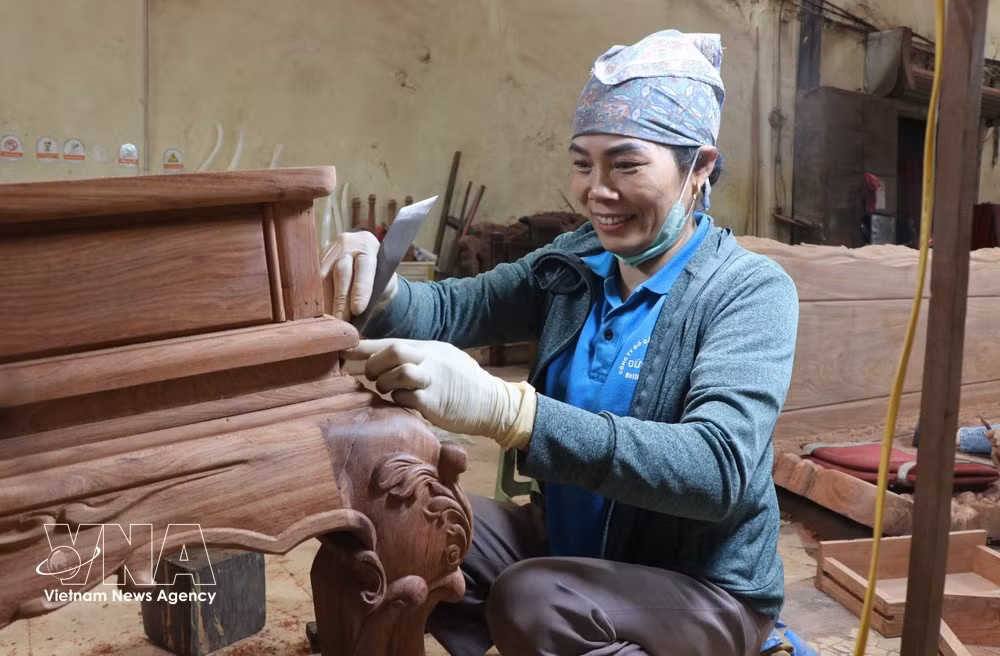 Au village de métiers du bois de Dong Ky, quartier de Dong Nguyen, province de Bac Ninh. Photo : VNA.