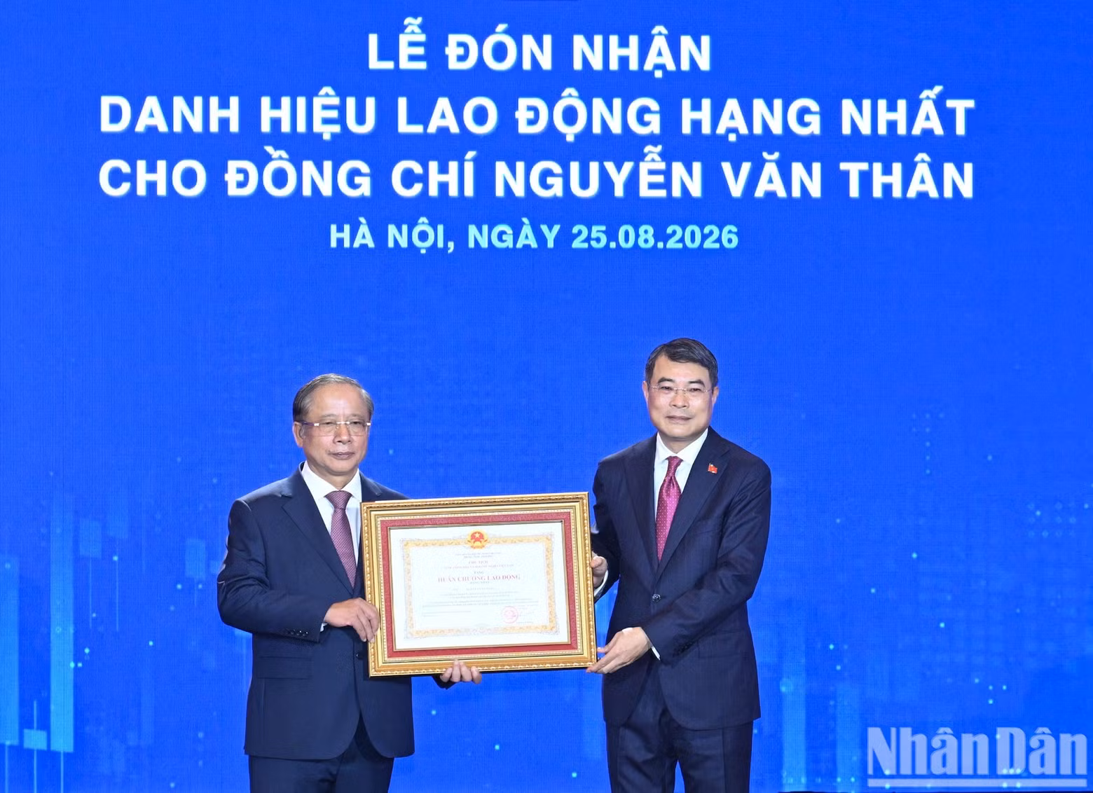 Le Premier ministre Le Minh Hung remet l'Ordre du Travail, première classe, à Nguyen Van Than, président de l'Association des petites et moyennes entreprises du Vietnam.