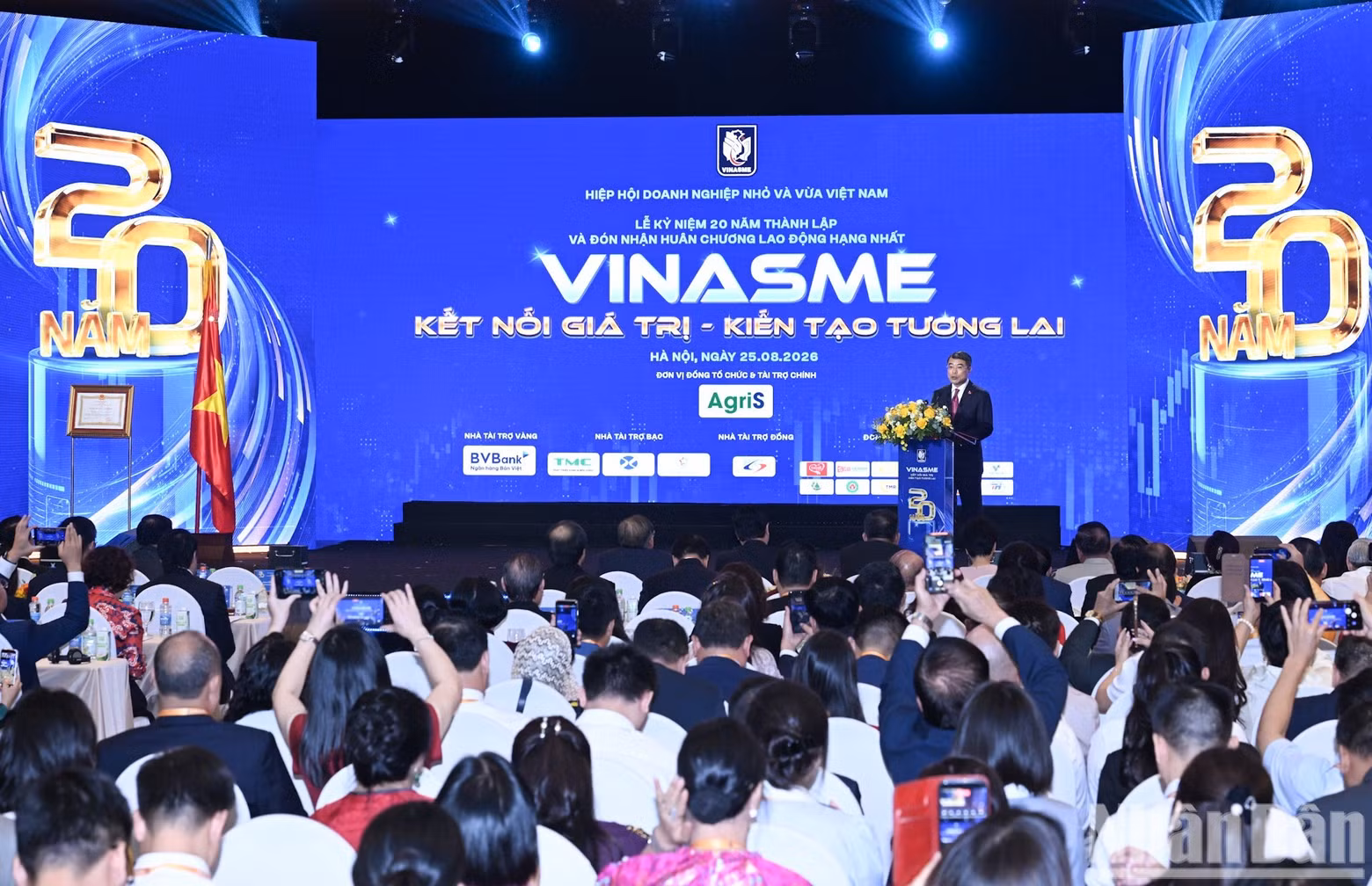 Le Premier ministre Le Minh Hung prononce une allocution lors de la cérémonie marquant le 20e anniversaire de la création de l'Association des petites et moyennes entreprises du Vietnam.