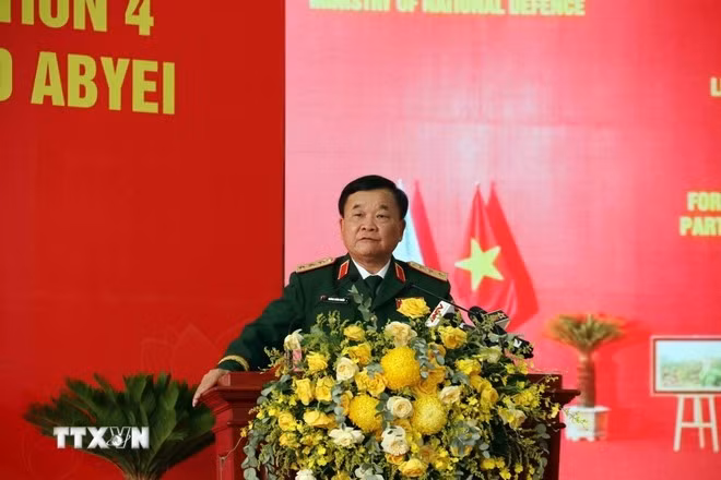 Le vice-ministe de la Défense, Hoang Xuan Chiên, également chef du groupe de travail intersectoriel, chef du comité directeur du ministère de la Défense sur la participation aux opérations de maintien de la paix des Nations Unies, lors de la cérémonie. Photo : VNA.