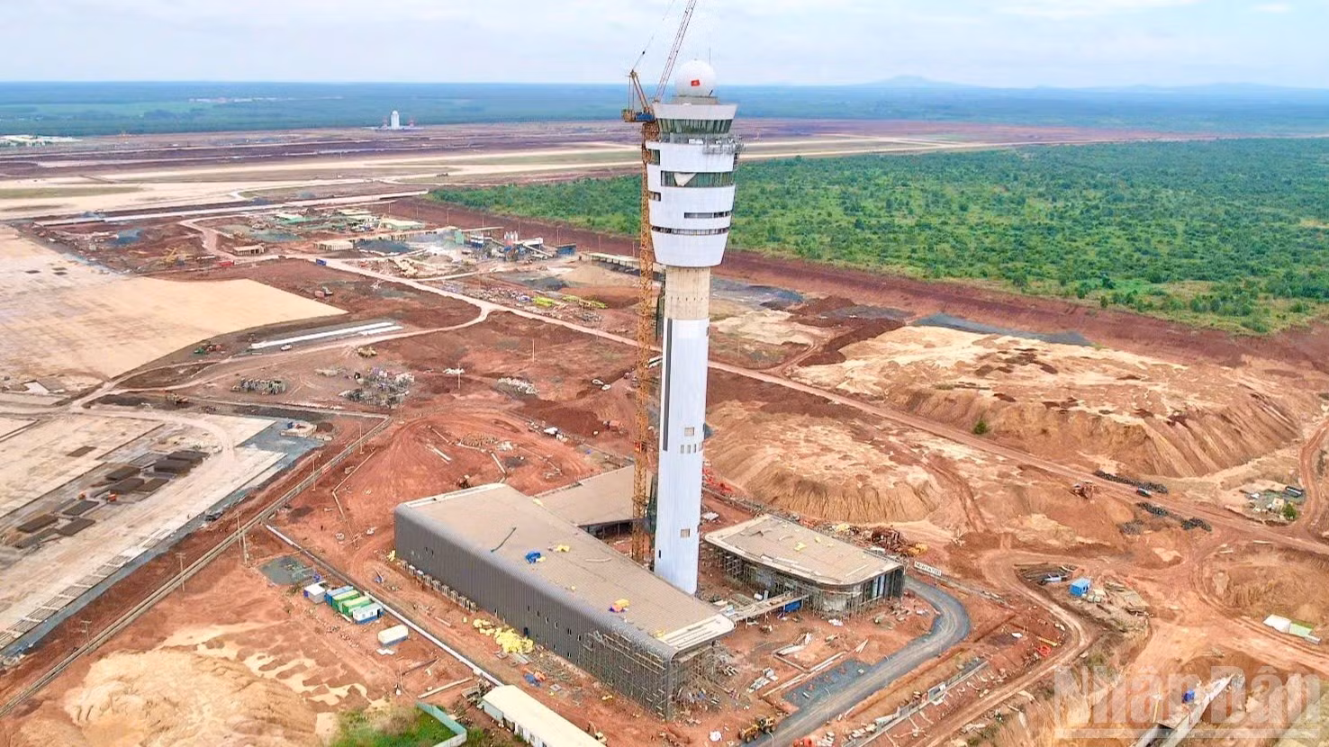 L’enveloppe extérieure de la tour de contrôle devrait être pour l’essentiel achevée avant le 15 décembre. Les équipes travaillent actuellement jour et nuit.
