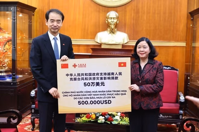 Mme Hoai reçoit une assistance financière de 500 000 dollars offerte par le gouvernement chinois. Photo : VNA