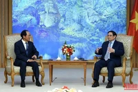Le Premier ministre Pham Minh Chinh (à droite) et l’ambassadeur de la République de Corée au Vietnam Park Noh Wan. 
