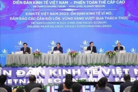 Le Premier ministre Pham Minh Chinh (2e à gauche) préside la session plénière du 5e Forum économique du Vietnam tenue le 17 décembre à Hanoi. Photo : VNA