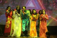 Un numéro artistique du programme Xuân Quê Huong en République tchèque. Photo : VNA.