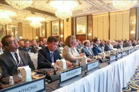Le général de corps d'armée Hoàng Xuân Chiên, vice-ministre de la Défense (2e à partir de la gauche), au dialogue. Photo : VNA.