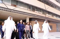 La Vice-Présidente vietnamienne, Vo Thi Anh Xuân (2e à partir de la gauche, au 1er plan) à Abu Dhabi, aux Émirats arabes unis. Photo : VNA.