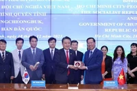 Cérémonie de signature du protocole d'accord sur les relations d’amitié et de coopération entre le Comité populaire de Hô Chi Minh-Ville et l’administration provinciale de Chungcheongbuk. Photo : VNA.