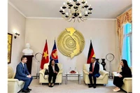 L'ambassadeur du Vietnam en Allemagne Vu Quang Minh reçoit la délégation de l’ambassade du Cambodge en ce pays, le 5 septembre à Berlin. Photo: VNA