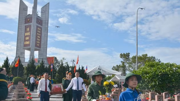 Cérémonie commémorative et d’inhumation des restes de 80 soldats volontaires et experts vietnamiens tombés au Laos, le 21 mai à Nghê An (Centre). Photo : VNA.