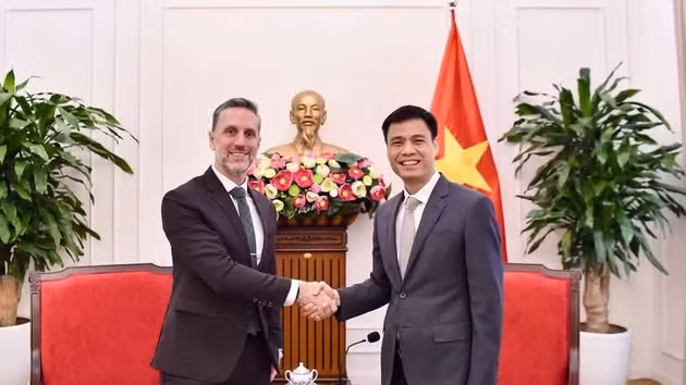 Le vice-ministre des Affaires étrangères, Dang Hoang Giang, (droite) et Matt Jackson, représentant résident du Fonds des Nations unies pour la population (UNFPA) au Vietnam. Photo : VNA