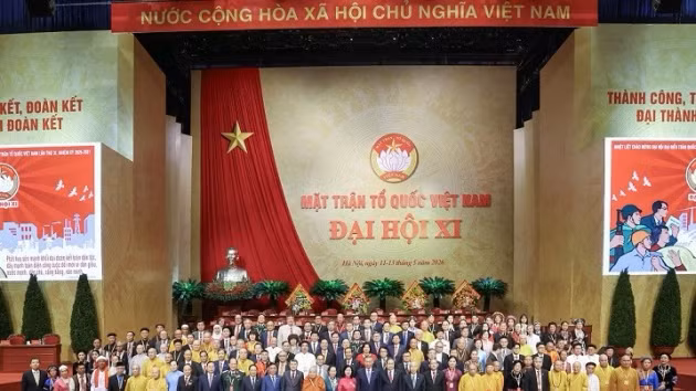 Le secrétaire général du Parti et président de la République To Lam, accompagné des dirigeants et anciens dirigeants du Parti et de l’État ainsi que des délégués, participe au Congrès. Photo : baoquocte.vn