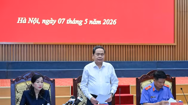 Tran Thanh Man, membre du Bureau politique, président de l'Assemblée nationale et chef de l'équipe d'inspection et de supervision n° 11 du Bureau politique, prend la parole lors de la réunion. Photo : NDEL.