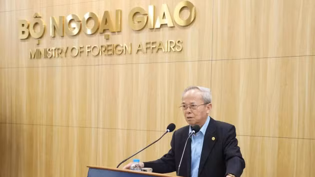 Le professeur Dinh Xuan Dung, ancien membre du Conseil central de théorie, ancien vice-président du Conseil de critique littéraire et artistique, présente son intervention. Photo : baoquocte.vn