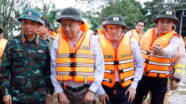Dans la matinée du 2 novembre 2025, le secrétaire général du Parti communiste du Vietnam To Lam et une délégation du Comité central se sont rendus auprès des habitants touchés par les pluies et inondations prolongées dans la ville de Huê. Photo: VNA