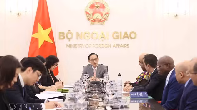 Le ministre vietnamien des Affaires étrangères, Le Hoai Trung, a reçu, le 21 mai à Hanoï, le Groupe des ambassadeurs des pays africains accrédités au Vietnam. Photo : VNA