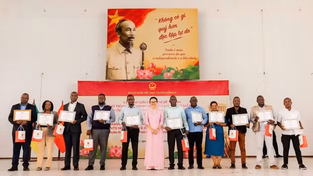 Cérémonie de remise des Prix du concours de peinture « Le Président Hô Chi Minh et le Vietnam à travers mes yeux ». Photo : NDEL.