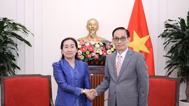 Lê Hoài Trung, membre du Bureau politique et ministre des Affaires étrangères, a reçu dans l’après-midi du 21 mai à Hanoï la nouvelle ambassadrice du Cambodge au Vietnam, Touch Sopharath. Photo : BNG
