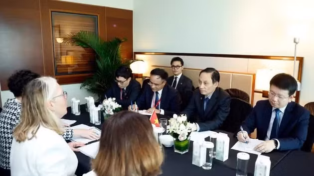 Lors de la rencontre entre le ministre vietnamien des Affaires étrangères, Le Hoai Trung et la secrétaire adjointe au ministère australien des Affaires étrangères et du Commerce, Jan Adams. Photo : VNA