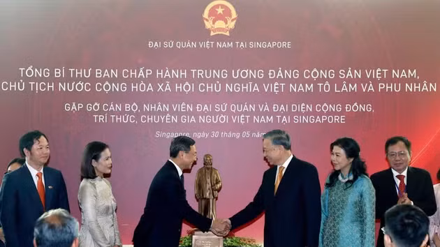 Le secrétaire général du Parti communiste du Vietnam et président de la République, To Lam, offre une statue du Président Hô Chi Minh à l’Ambassade du Vietnam à Singapour. Photo : VNA.