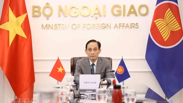 Le Hoai Trung, membre du Bureau politique et ministre des Affaires étrangères lors de la réunion en ligne. Photo : VNA