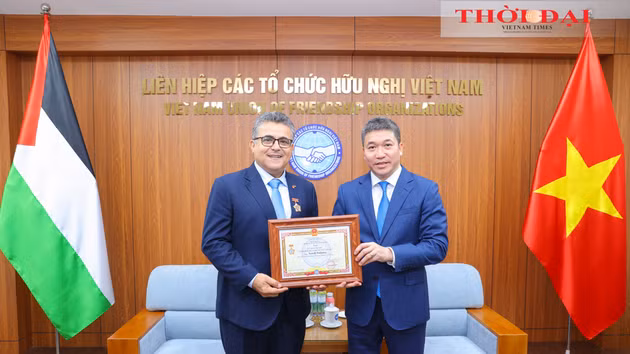 Le président de l’Union des organisations d’amitié du Vietnam, Phan Anh Son, remet l’insigne « Pour la paix et l’amitié entre les peuples » à l’ambassadeur de Palestine au Vietnam, Saadi Salama (à gauche). Photo : thoidai.com.vn