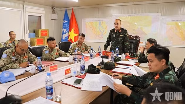Le colonel Pham Tân Phong lors de la réunion. Photo : qdnd.vn