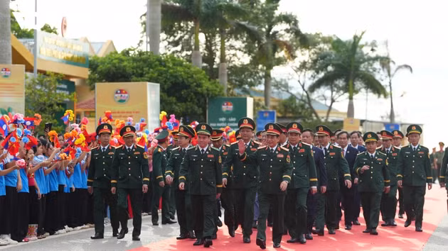Poursuivant le programme de cette troisième édition de l'échange d'amitié de défense frontalière Vietnam-Laos, le 10 juillet, au poste-frontière international de Thanh Thuy (commune de Kim Bang, province de Nghe An), le général Phan Van Giang, membre du Bureau politique du PCV, vice-Premier ministre et ministre vietnamien de la Défense nationale, a présidé la cérémonie d’accueil du général Khamliang Outhakaysone, membre du Bureau politique du Parti révolutionnaire populaire lao, vice-Premier ministre et ministre de la Défense du Laos, accompagné d’une délégation de haut niveau du ministère lao de la Défense en visite au Vietnam. Photo : VOV
