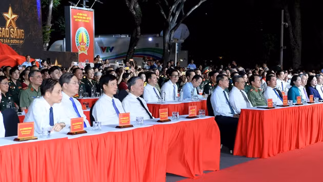 Le secrétaire général du Parti communiste du Vietnam et président de la République, To Lam, le Premier ministre Le Minh Hung et des délégués au site de retransmission de Hanoï. Photo : NDEL.