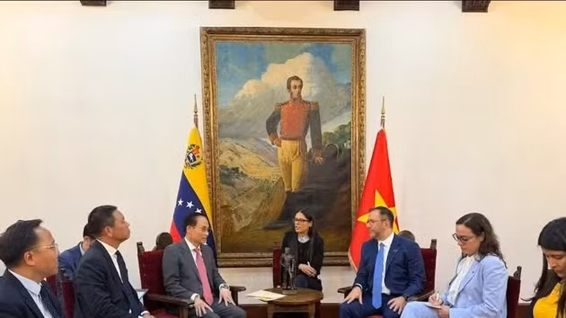 Entretien entre le ministre vietnamien des Affaires étrangères, Le Hoai Trung et son homologue vénézuélien, Yvan Gil Pinto. Photo : ministère vietnamien des Affaires étrangères