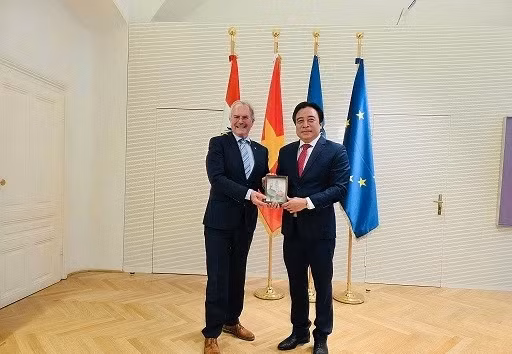 Le président du Comité populaire de la ville de Hué, Nguyen Khac Toan, et M. Karl Wilfing, président du Parlement de Basse-Autriche. Photo : baoquocte.vn
