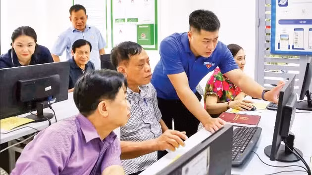 Des cadres du Front de la Patrie du quartier de Ngoc Ha ont participé avec enthousiasme à des sessions de formation visant à améliorer leurs compétences en matière de transformation numérique dans leurs activités. Photo : NDEL.