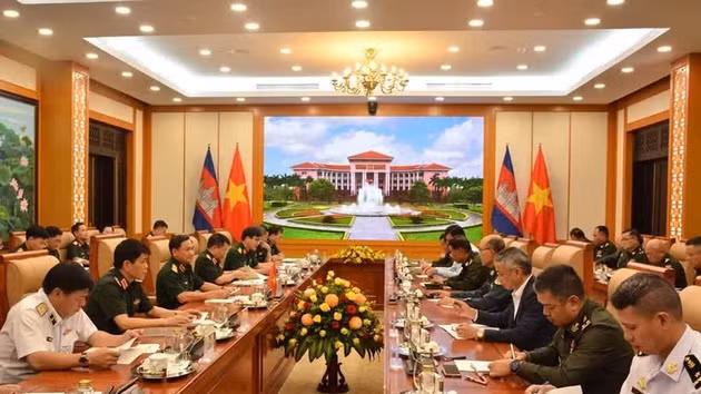 Entretien entre le général de division Le Van Huong, chef d’état-major général adjoint de l’Armée populaire du Vietnam, et le général d’armée Sao Sokha, commandant en chef adjoint des Forces armées royales cambodgiennes (FARC), commandant de la Gendarmerie royale du Cambodge et président du sous-comité chargé de la réforme de l’entraînement militaire cambodgien. Photo : qdnd.vn