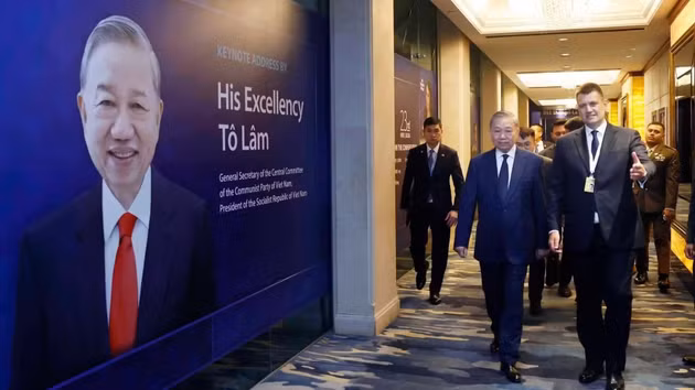 Le secrétaire général et président To Lam arrive au 23e Dialogue de Shangri-La. Photo : VNA.