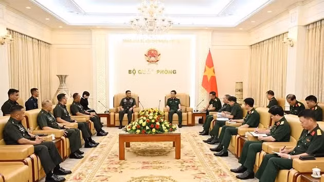 Entretien entre le général vietnamien Phan Van Giang et son homologue philippin Romeo Brawner Jr. Photo : qdnd.vn.jpg