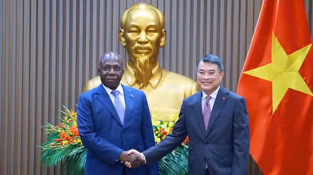 Le Premier ministre Lê Minh Hung (droite) et le ministre angolais des Affaires étrangères, Téte António, en visite officielle au Vietnam. Photo : NDEL.