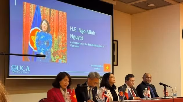 L’ambassadrice du Vietnam en Argentine, Ngo Minh Nguyet premier à gauche). Photo : VNA.