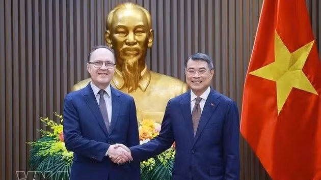 Le Premier ministre Le Minh Hung a reçu l'ambassadeur de la Fédération de Russie au Vietnam, Guennadi Bezdetko, en mai. Photo : VNA.