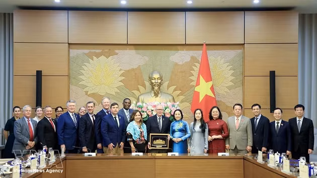 Les délégués posent pour une photo de groupe. Photo : VNA.