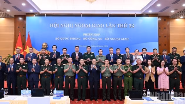 Le vice-premier ministre et ministre de la Défense Phan Van Giang, le ministre de la Sécurité publique Luong Tam Quang et le ministre des Affaires étrangères Le Hoai Trung posent pour une photo souvenir avec les délégués. Photo : NDEL.