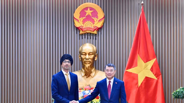 Le Premier ministre Le Minh Hung (droite) reçoit l’ambassadeur de Singapour au Vietnam, Rajpal Singh. Photo : NDEL.